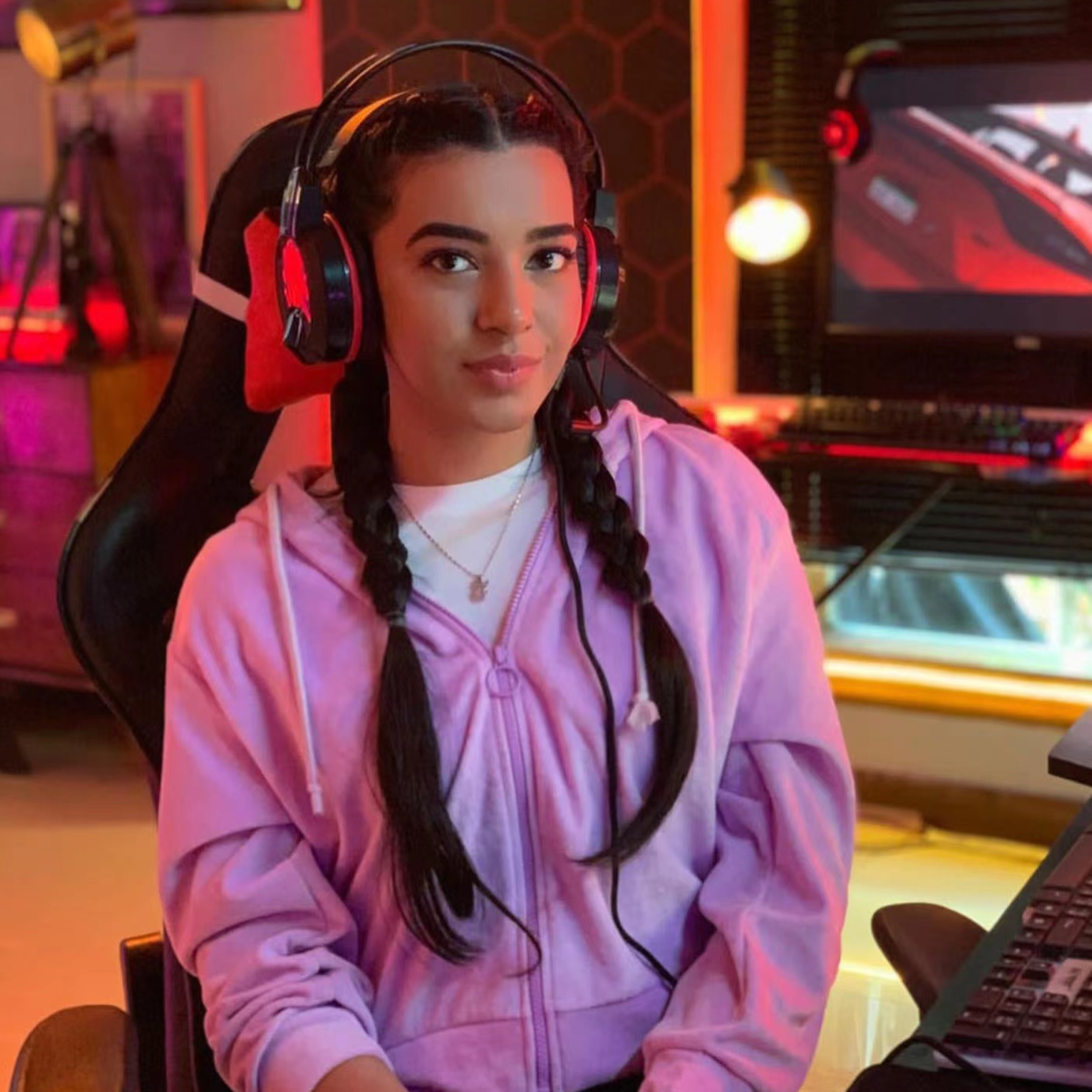 Mire este emotivo video para descubrir la trayectoria de Madiha y los cambios impactantes que est&aacute; logrando en el mundo de los deportes electr&oacute;nicos.